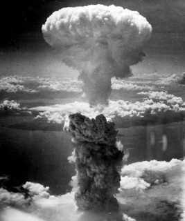 atomic-bomb-398277_640.jpg